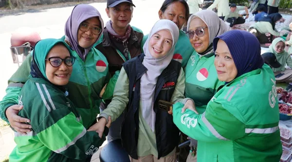 Driver Ojol Perempuan Menangis Haru, Laznas Daarul Qur’an Antar Kebahagiaan Qurban